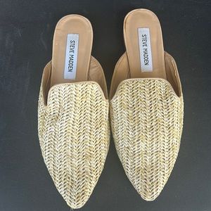 Steve Madden! Straw slip On